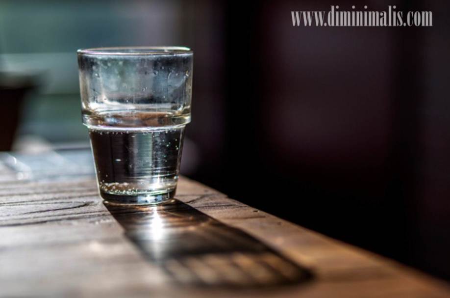  Manfaat Minum Air Putih Sebelum Tidur, minum air putih di malam hari, diet menggunakan air putih