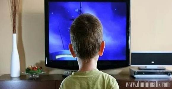 Tips Aman Nonton TV Saat Hujan, penyebab tv tersambar petir, cara menonton tv saat hujan
