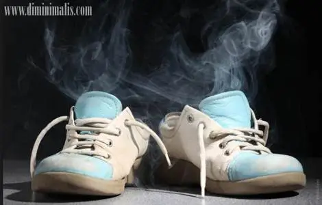 cara menghilangkan bau sepatu