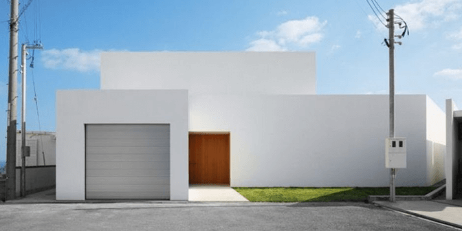 Model garasi mobil minimalis terpisah serba putih