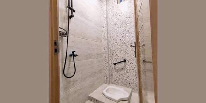 desain kamar mandi minimalis kloset jongkok shower