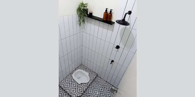 desain kamar mandi minimalis kloset jongkok shower