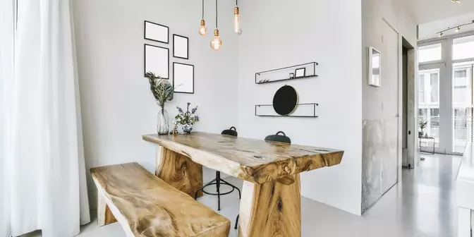 ruang makan yang nyaman dengan furniture unik