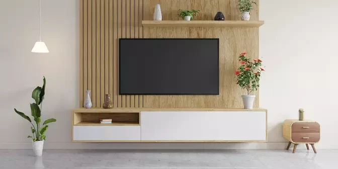 ruang tv minimalis dengan background panel kayu yang simpel
