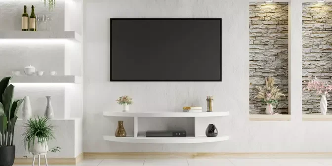 ruang tv minimalis dengan ornamen batu alam