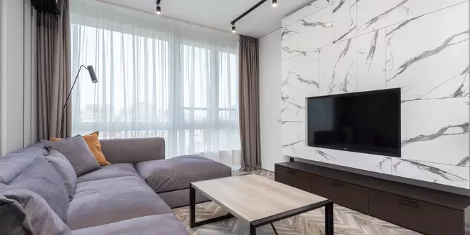ruang tv minimalis modern dengan background marmer mewah