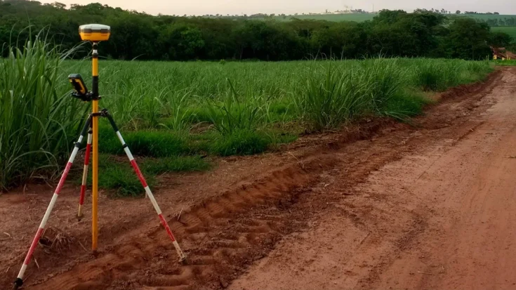 Navigating the 5 Difference between Handheld GPS and Geodetic GPS 3